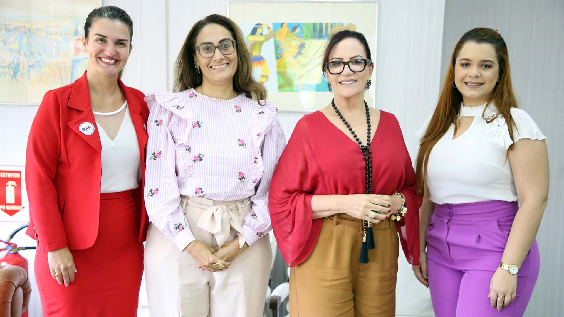 Presidente Etelvina posando para foto ao lado das advogadas Harini Cecchin, Priscila Madruga e juíza auxiliar juíza auxiliar da Presidência Rosa Maria Rodrigues Gazire Rossi