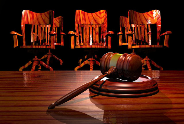 Imagem mostrando martelo e cadeiras do tribunal do júri