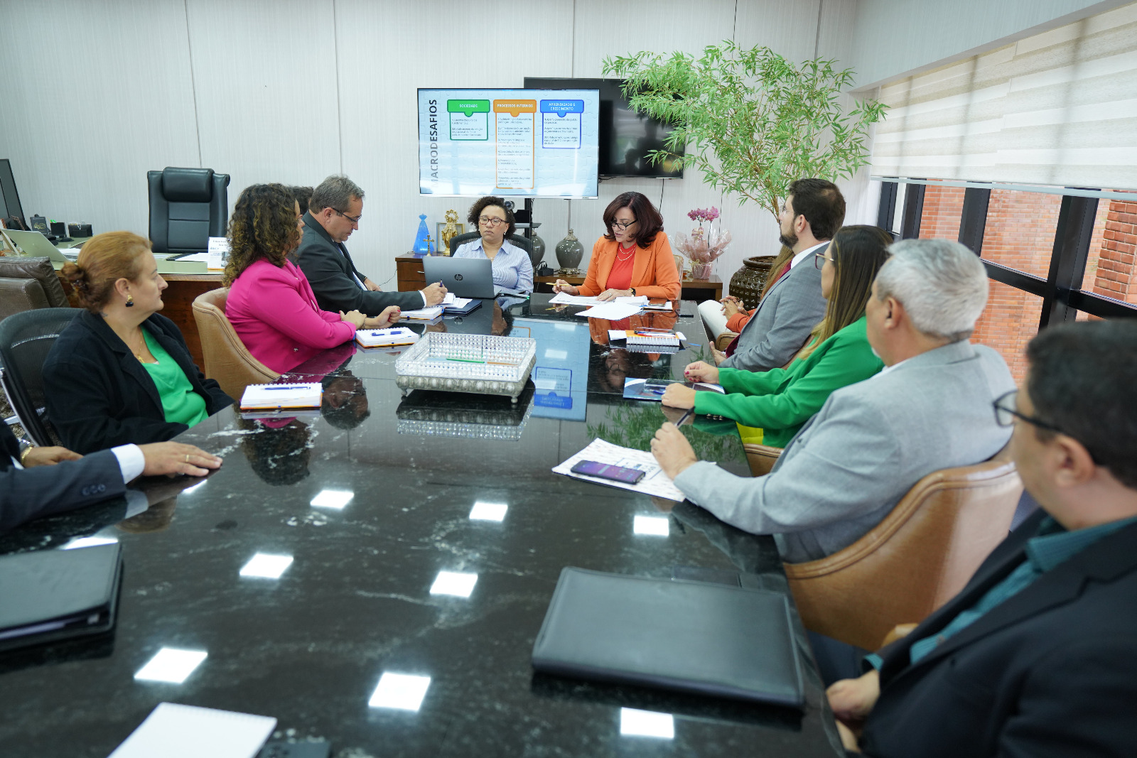 Desembargadora Etelvina Maria Sampaio Felipe, presidente do TJTO, reunida com equipe para alinhar ações da gestão