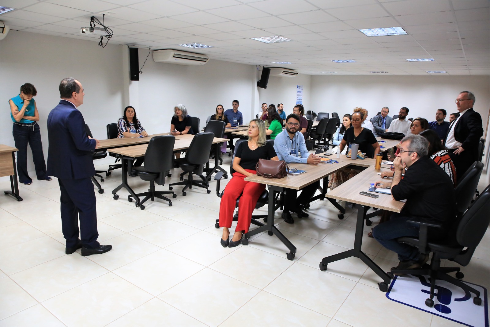 Sala da Esmat lotada com servidores e magistrados que participam de treinamento sobre inovação