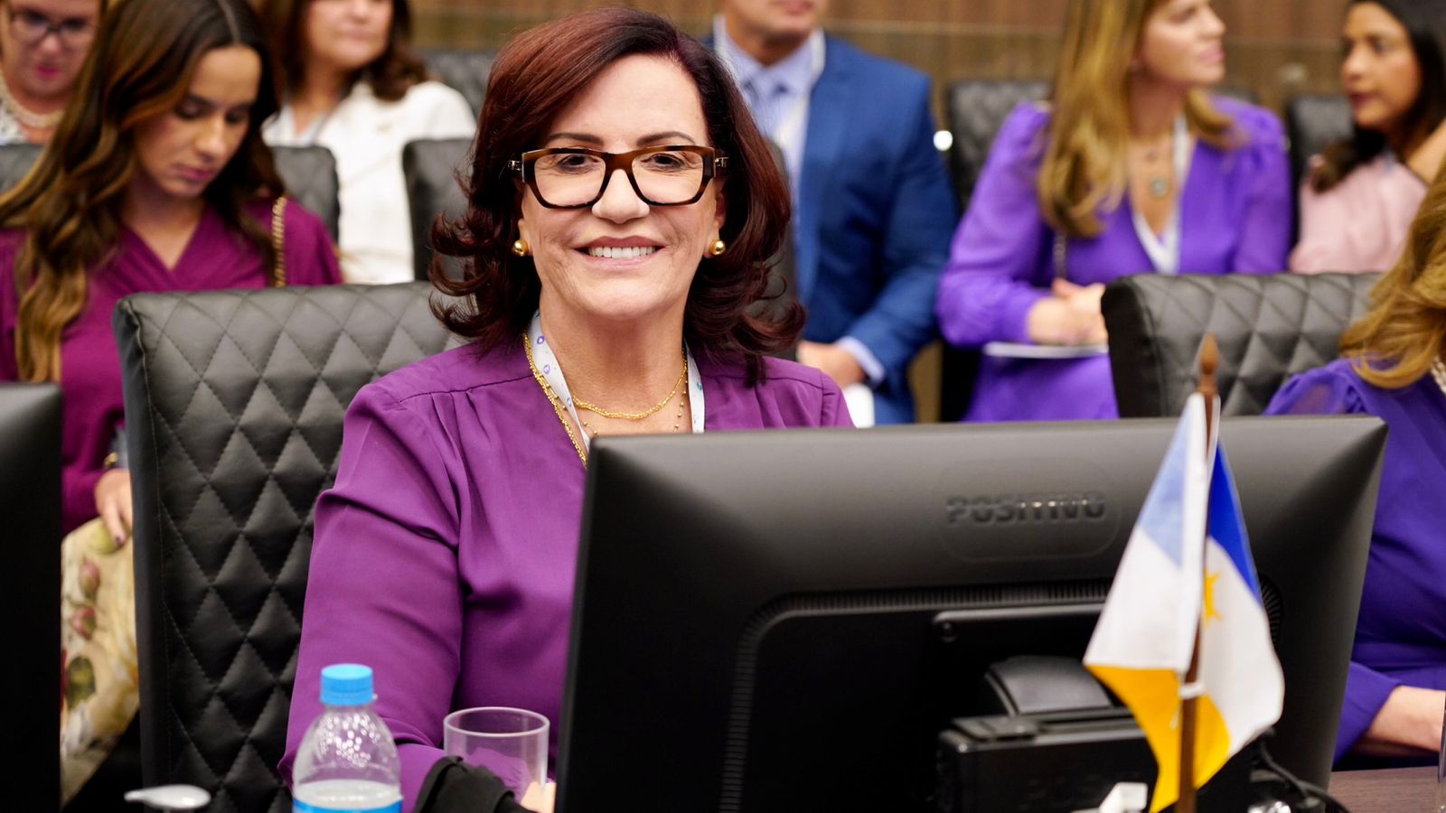 Presidente do TJTO, desembargadora Etelvina posando para foto sentada em sua cadeira de participação do consepre