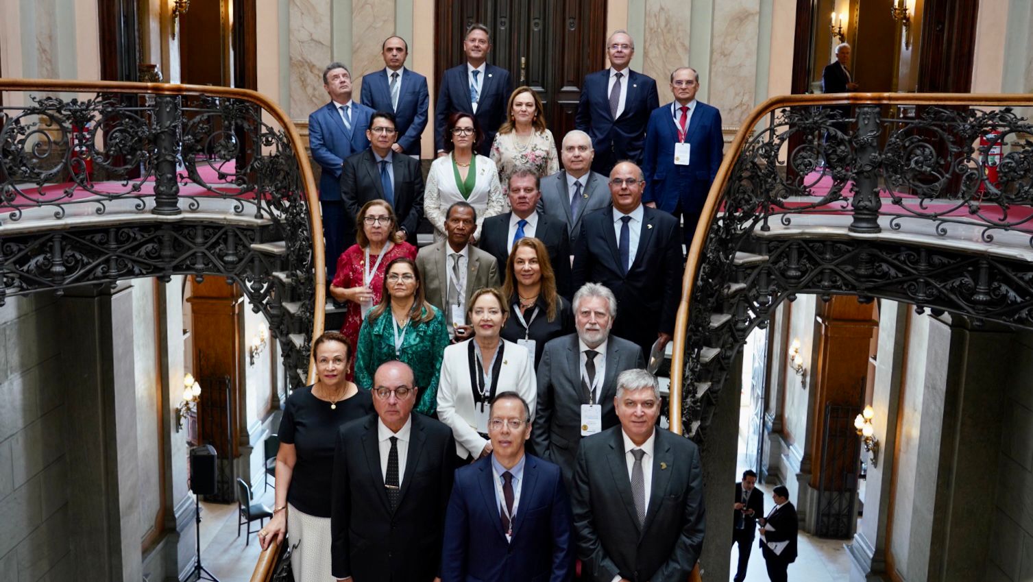 Presidentes dos Tribunais de Justiça do Brasil posam em uma escadaria ao final do 6º Consepre