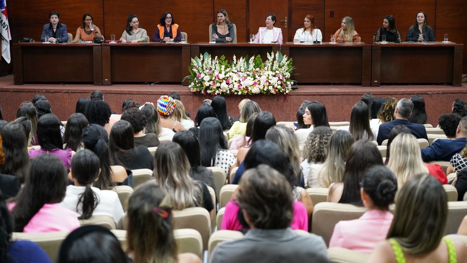 Fotografia colorida da mesa composta por mulheres do Sistema da Justiça, durante evento da OAB