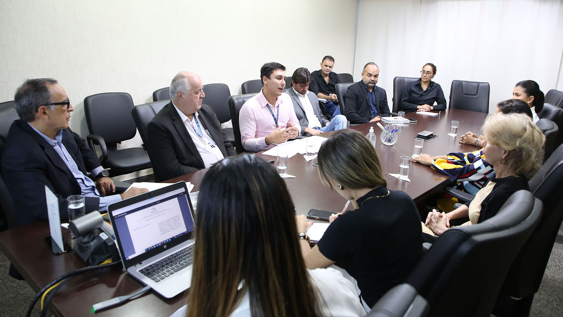 Mesa redonda com várias pessoas sentadas para falar sobre o Profiscal