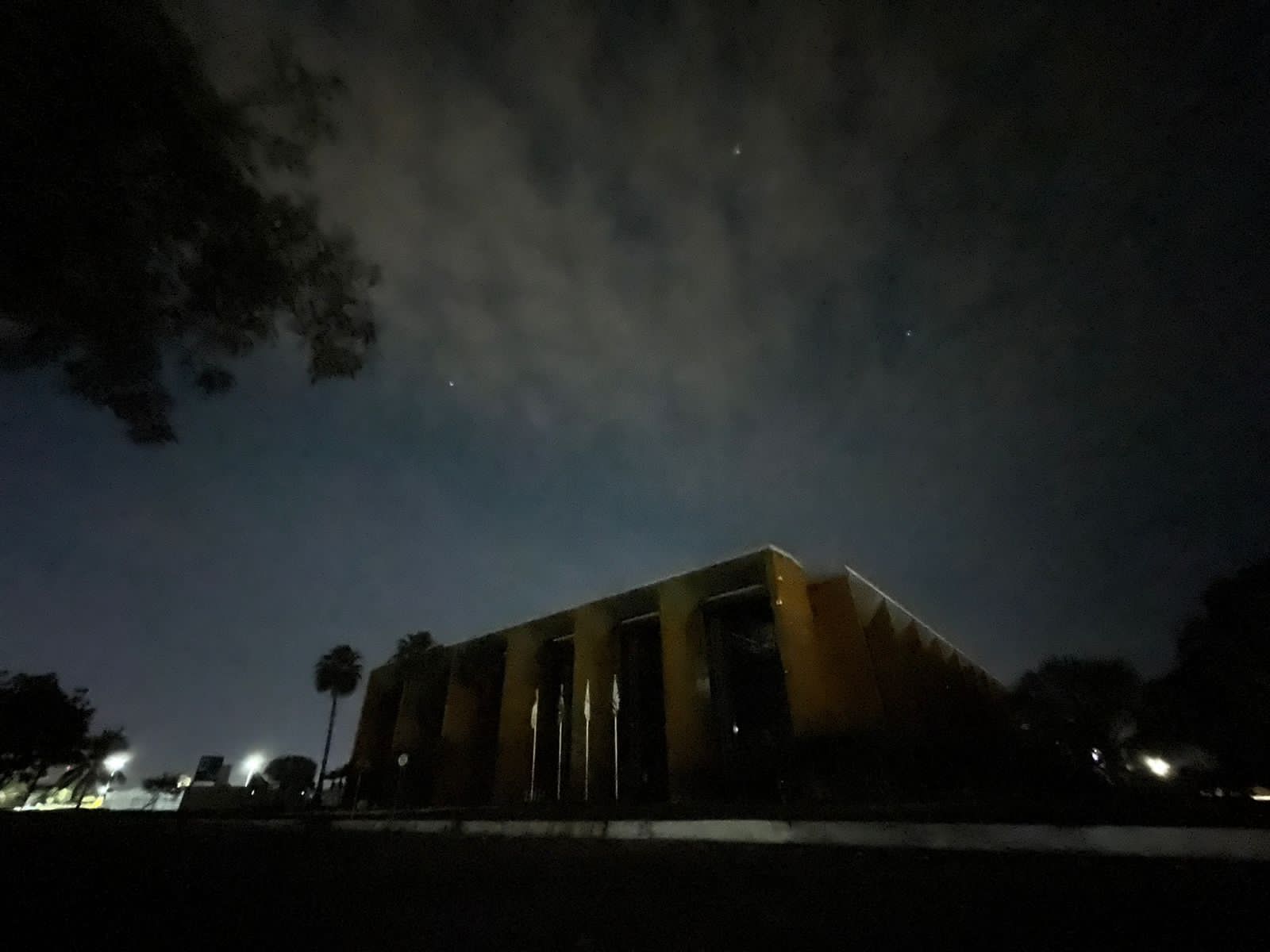 Imagem mostra a sede do Tribunal de Justiça do Tocantins com as luzes apagadas