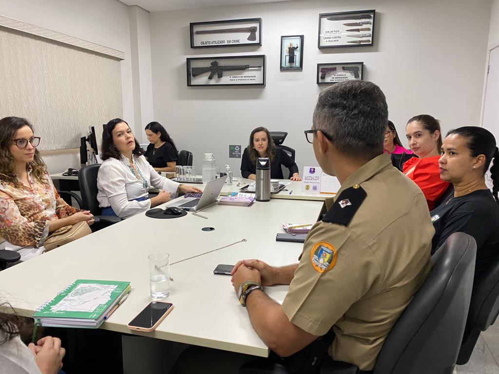 Pessoas sentadas ao redor de uma mesa 