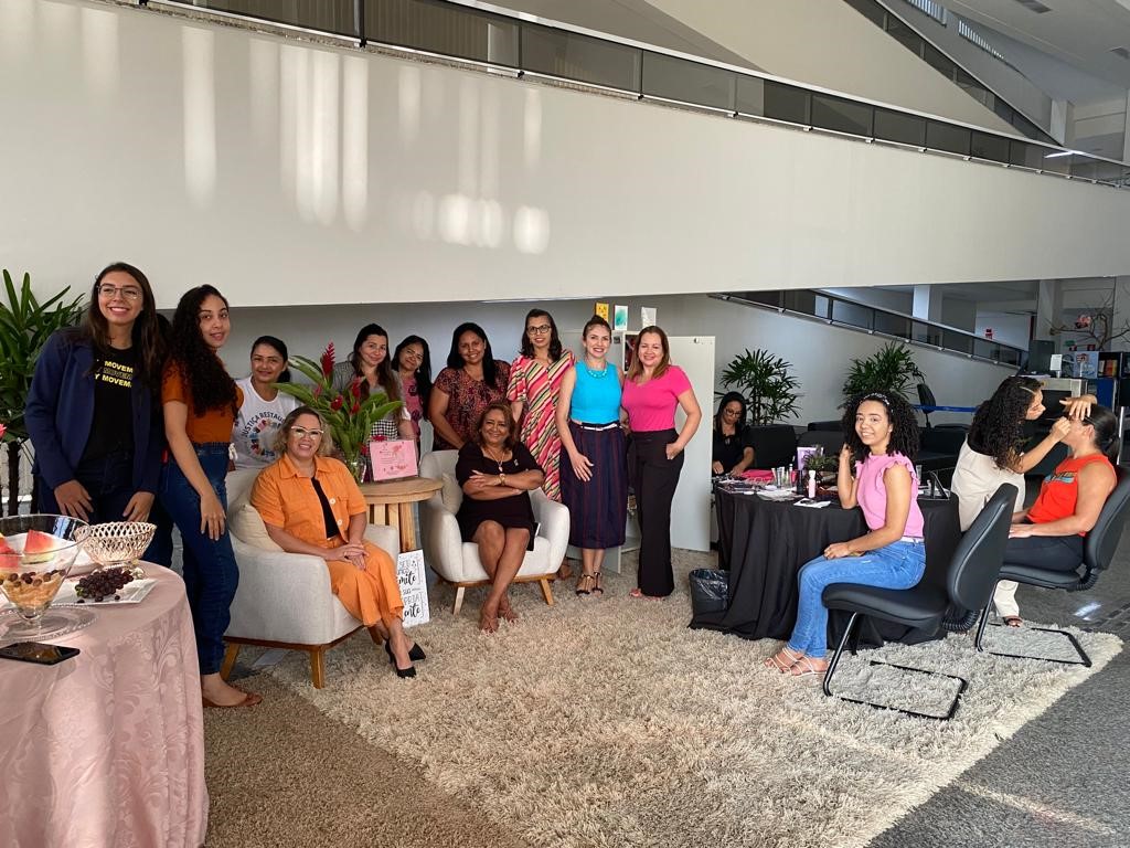 Foto colorida das servidoras da comarca de Araguaína na entrada do Fórum