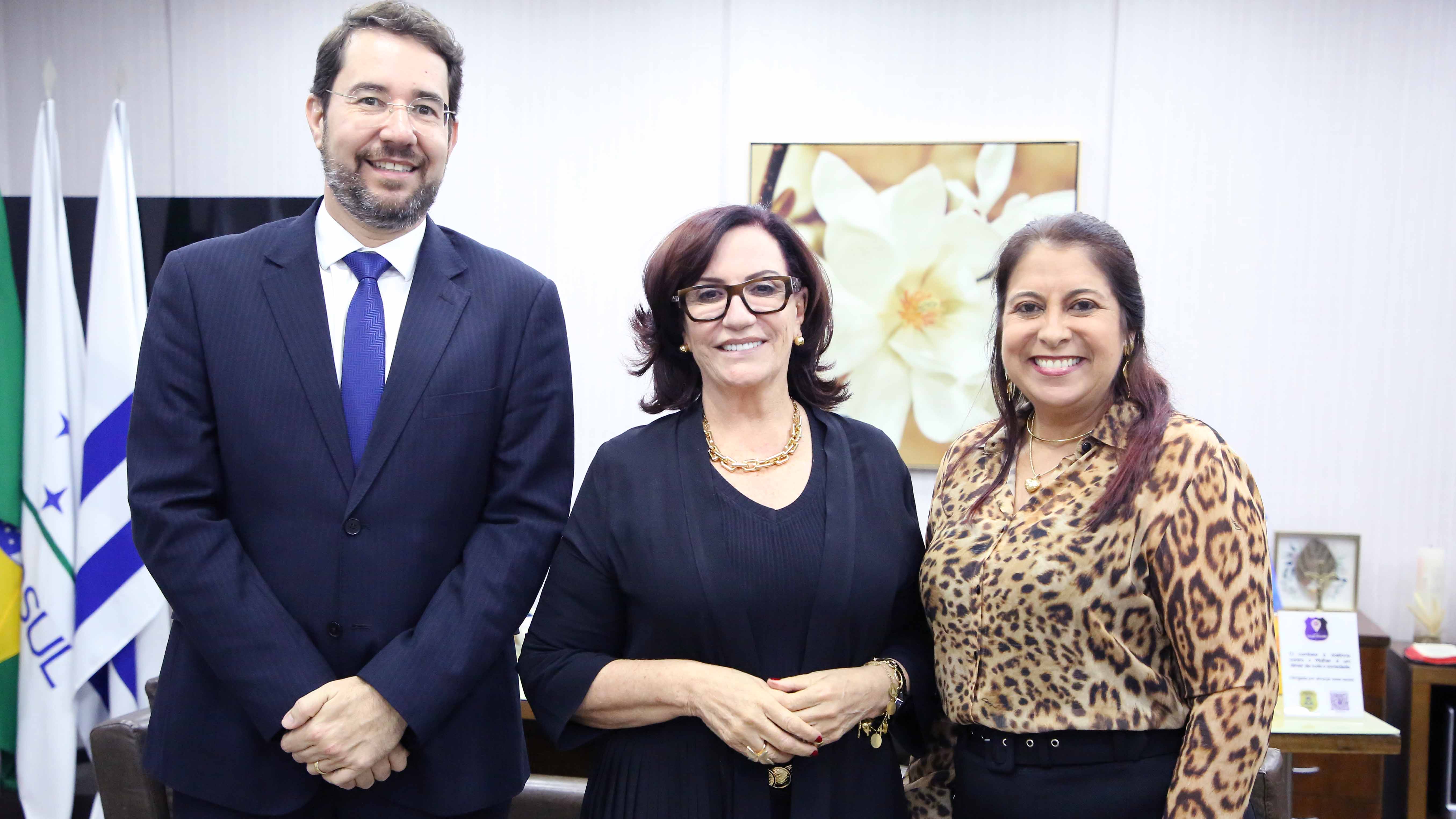 Juiz auxiliar da Presidência, Roniclay Alves, presidente do TJTO, desembargadora Etelvina Maria Sampaio Felipe, e presidente da Asmeto, juíza Odete Almeida 