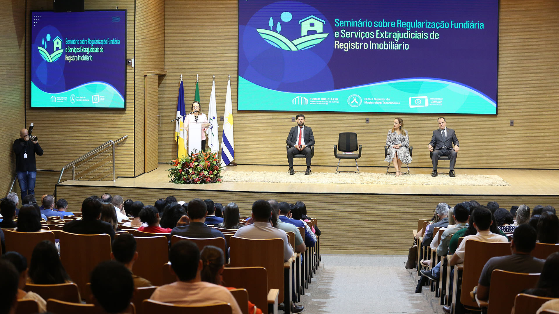 Fotografia colorida da corregedora-geral de Justiça, desembargadora Maysa Vendramini discursando em evento no auditório
