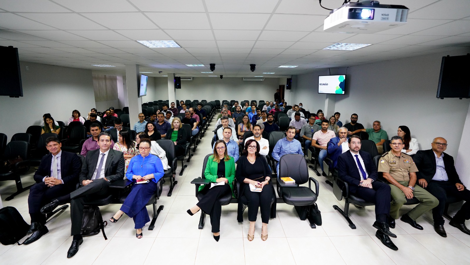 Sala cheia de pessoas participando da reunião de planejamento sobre ações de TI para 2023-2025