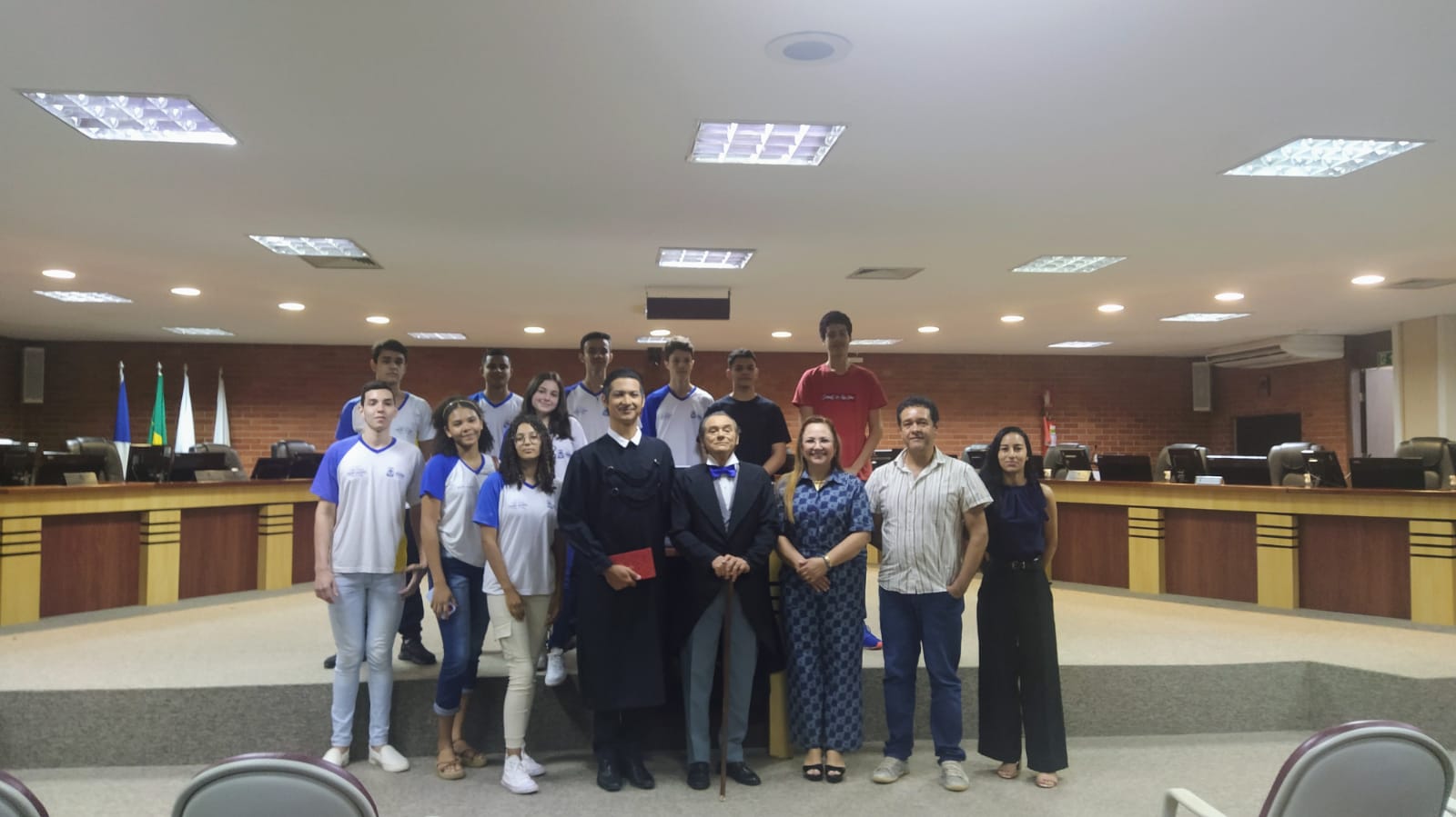 Dez Alunos do Colégio Dom Alano no Pleno juntamente de dois atores que guiaram a visita ao TJTO