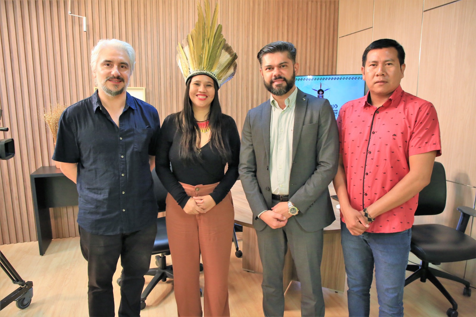 Doutor Arthur Luiz Pádua Marques , Narúbia Silva Werreria, secretária dos Povos Originários e Tradicionais do Estado do Tocantins (SEPOT), mestre Renato Yahé Krahô, parlamentar no município de Itacajá, no Tocantins e Doutor Gustavo Hamilton de Sousa Menezes posando para foto