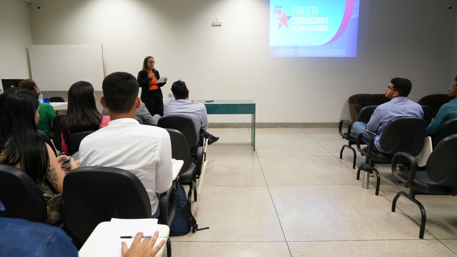 Corregedora discursando na abertura do projeto em evento com acadêmicos de Direito da Faculdade Ulbra