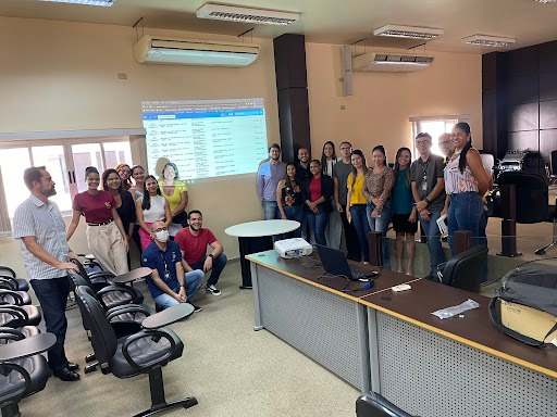 Imagem mostra vários servidores, em pé, durante uma capacitação no Fórum de Dianópolis