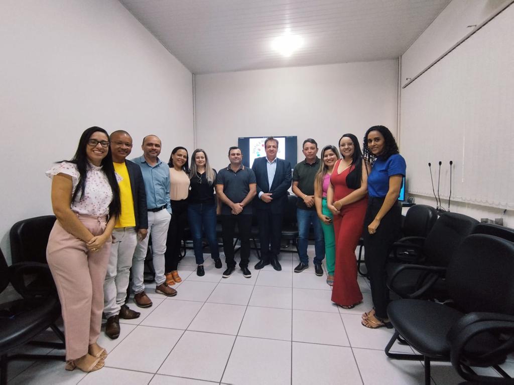 participantes da reunião em meia-lua posando para foto