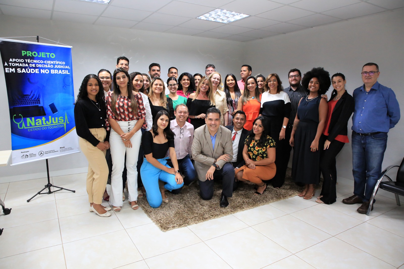 Participantes do encontro reunidos posando para foto