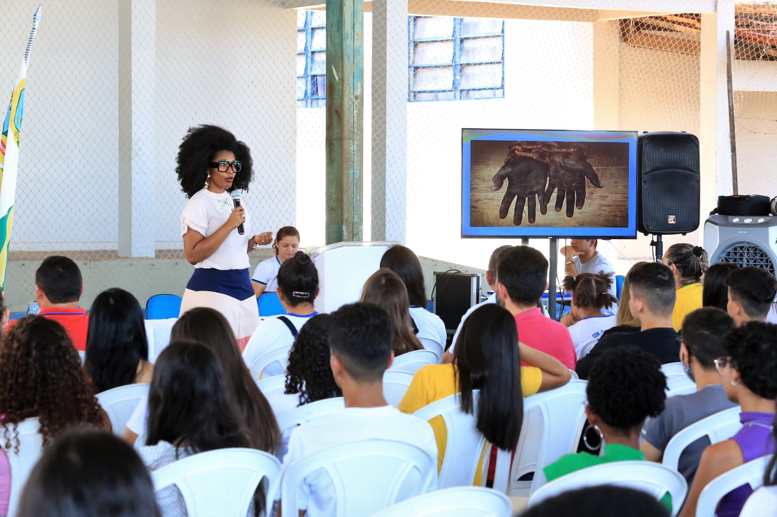 Estudantes assistem à palestra sobre racismo ministrada pela juíza Renata do Nascimento