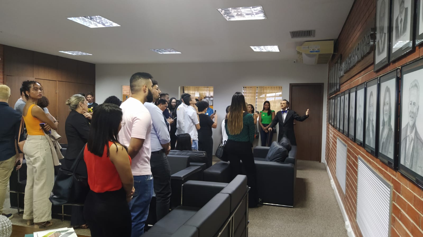 Imagem mostra alunos observando ator Osmar Casagrande explicar sobre a história do TJTO