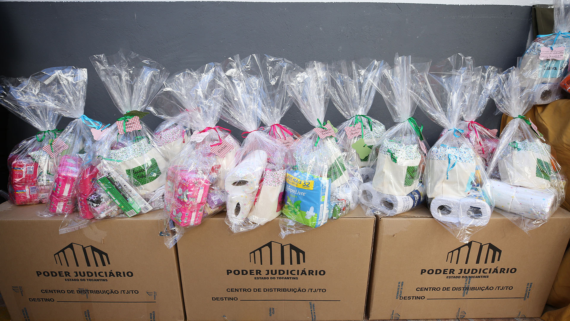 Imagem colorida dos kits de higiene pessoal entregues na Unidade Prisional Feminina de Palmas 