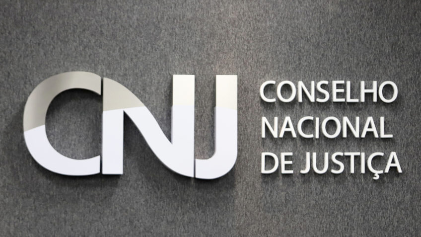 Fachada da sede do CNJ em cores cinza