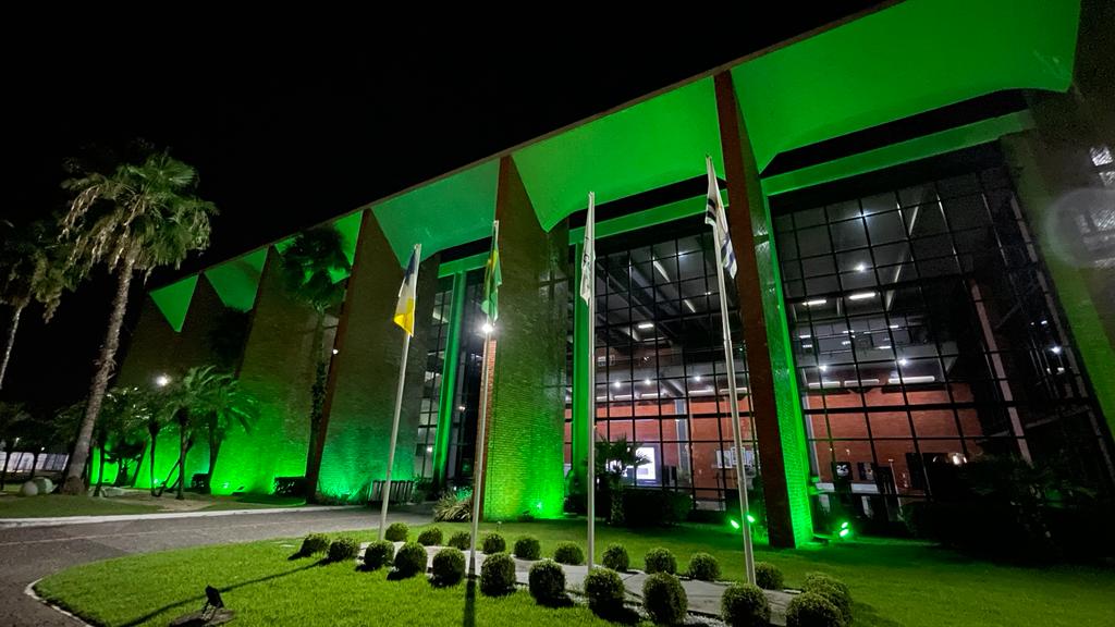 Fachada do prédio do Tribunal de Justiça do Tocantins iluminada na cor verde