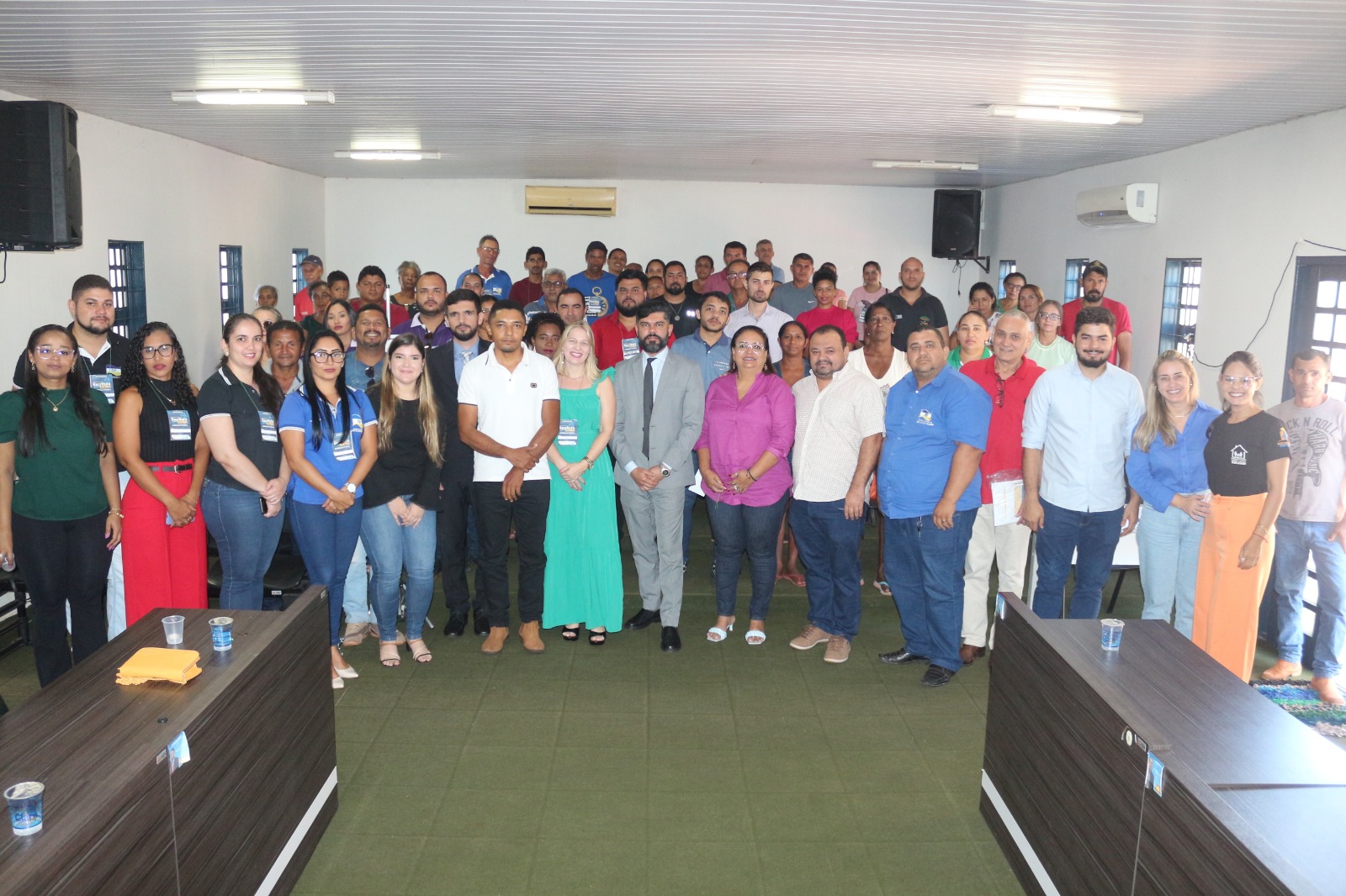 participantes da reunião reunidos posando para foto