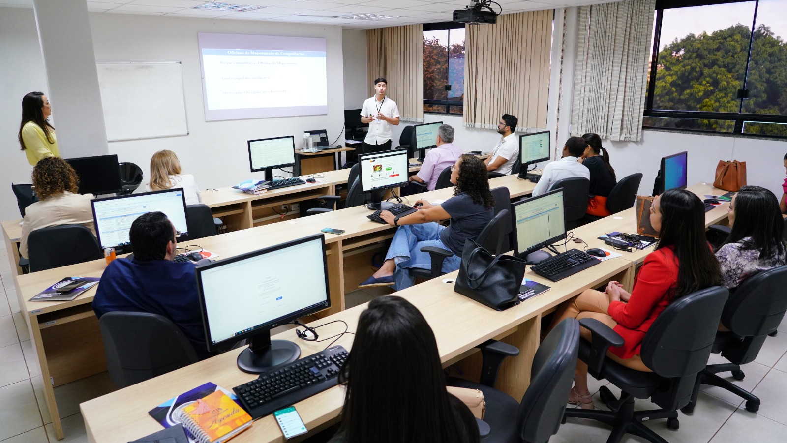 servidores atentos a capacitação 