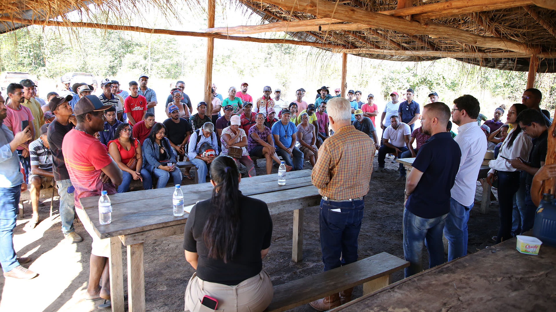 Integrantes da comissão do Judiciário tocantinense (de costas) durante diálogo com os posseiros ao fundo