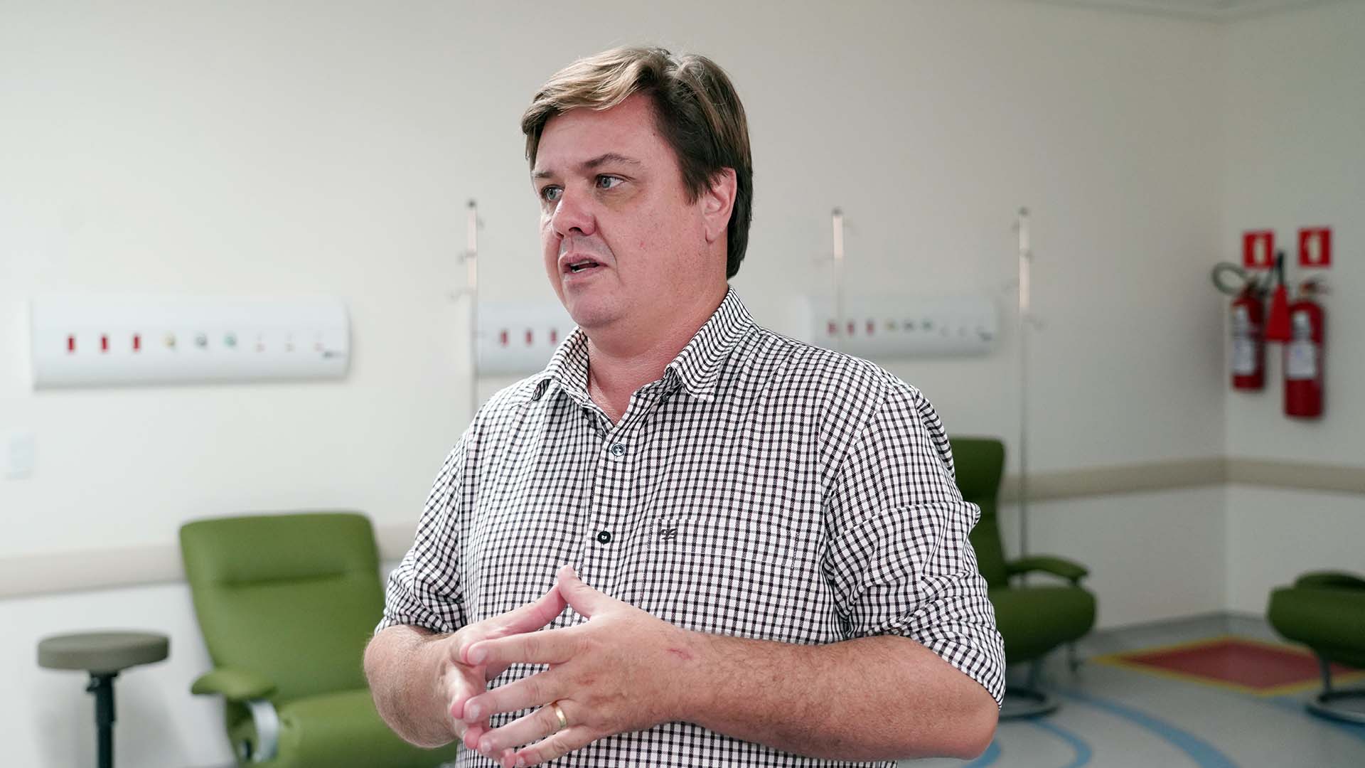 Imagem mostra o gestor do Hospital do Amor durante entrevista