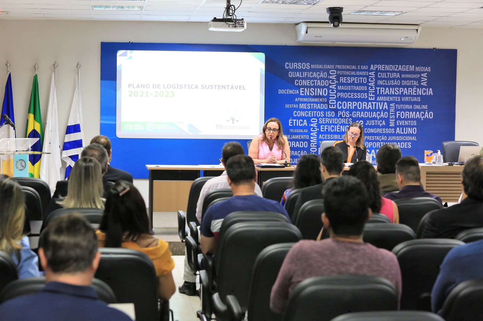 Desembargadora  Ângela Prudente, fala para os presentes no evento
