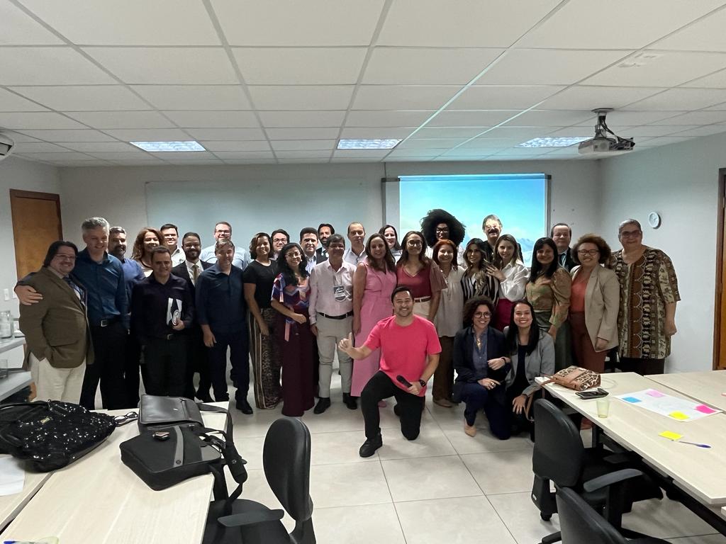 Foto colorida com várias pessoas em pé durante a 1º Maratona do Inovassol