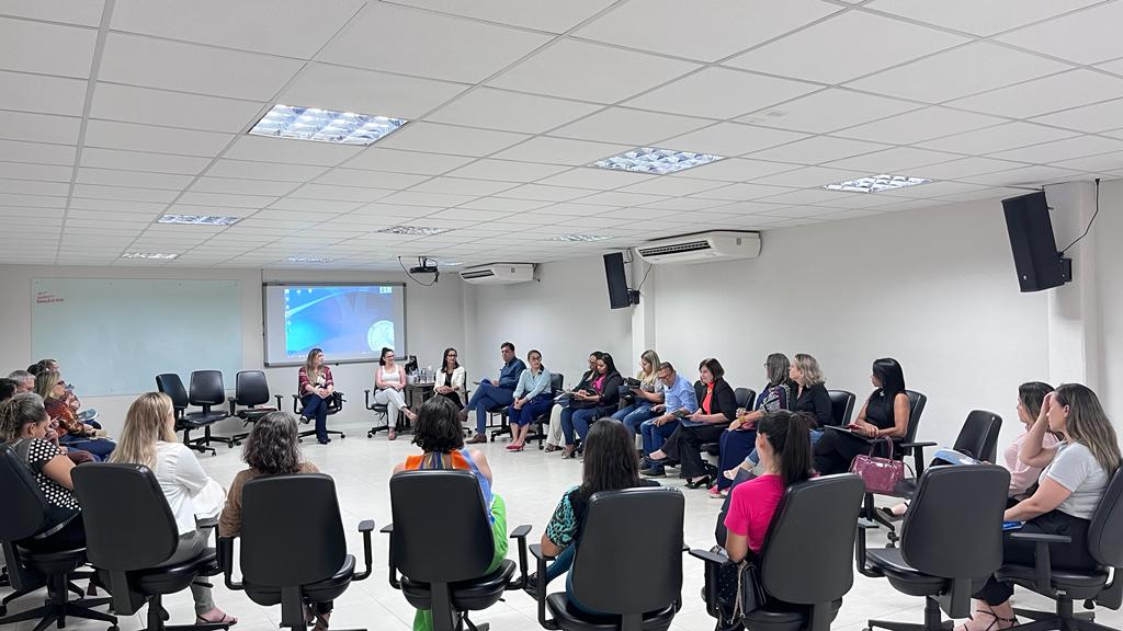 Foto mostra pessoas sentadas em um círculo para início da Semana de Sensibilização da Justiça Restaurativa nas Escolas tem atividades iniciadas