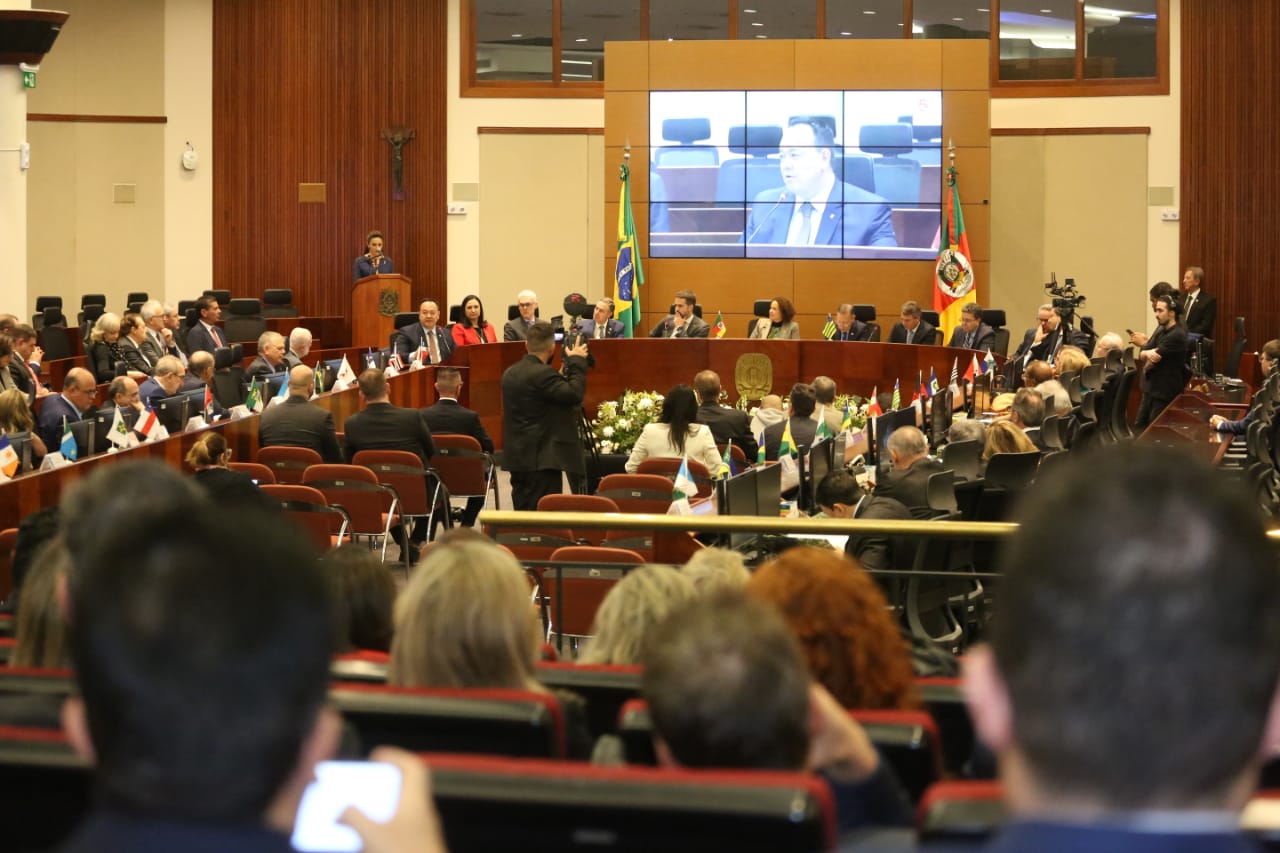 Imagem colorida mostra auditório lotado no TJRS onde acontece o 7º Encontro do Conselho de Presidentes dos Tribunais de Justiça do Brasil