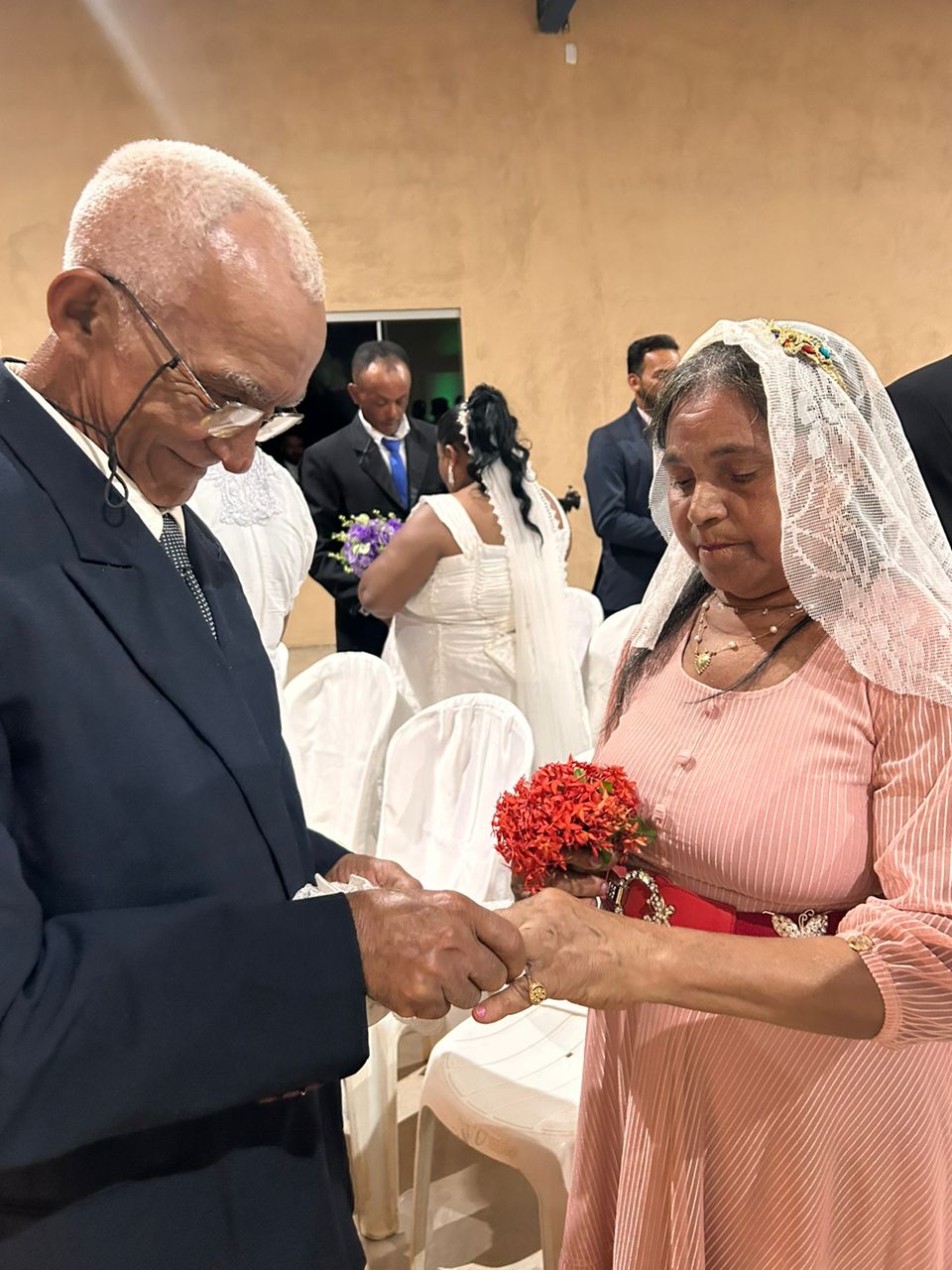 casal de idosos durante casamento comunitário