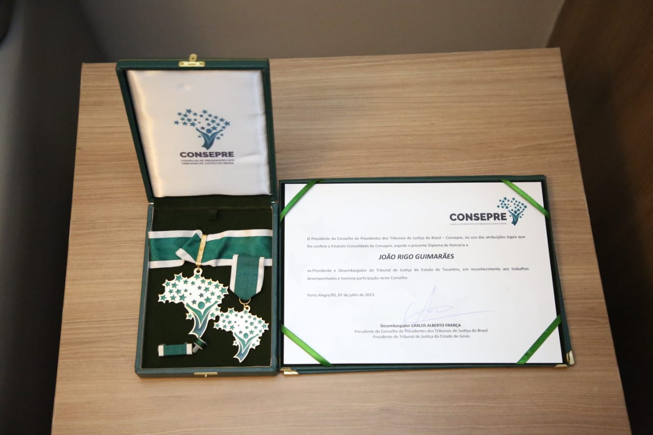 certificado e medalha recebida pelo desembargador João Rigo
