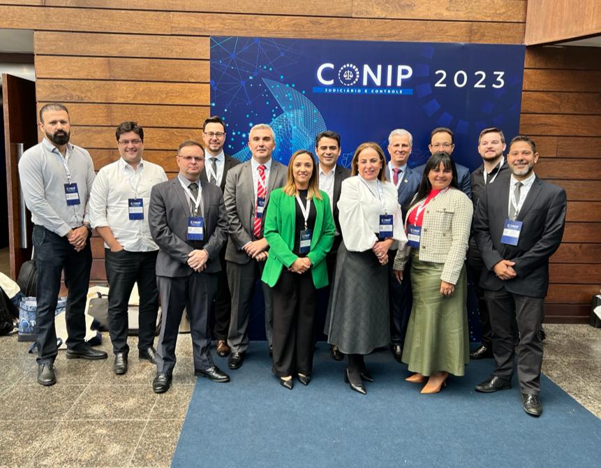 Homens e mulheres em pé em foto posada 