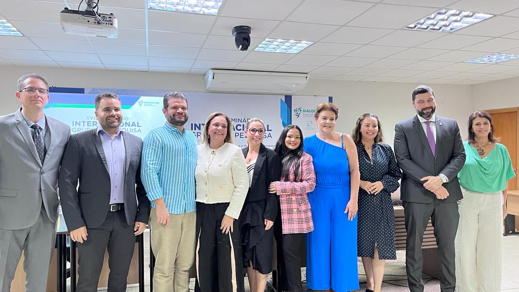 Homens e mulheres em pé em foto posada
