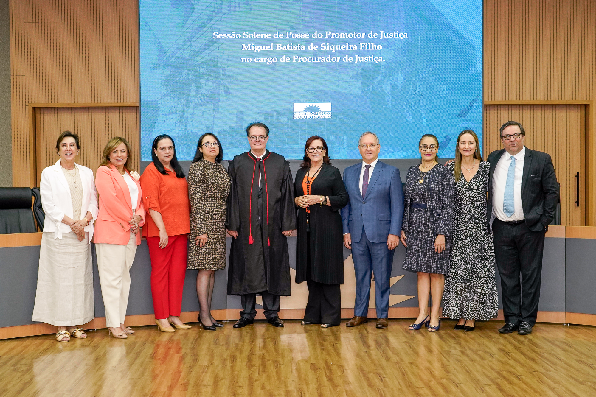 presidente do tjto, desembargadora Etelvina Maria Sampaio Felipe ao lado do novo procurador de justiça, juntamente as demais autoridades presentes, posando para foto