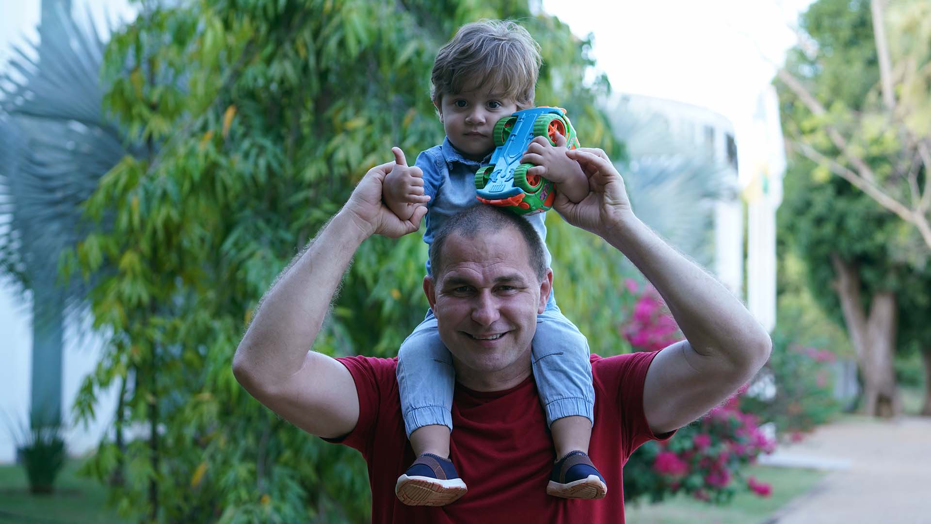 Pai com filho pequeno no ombro