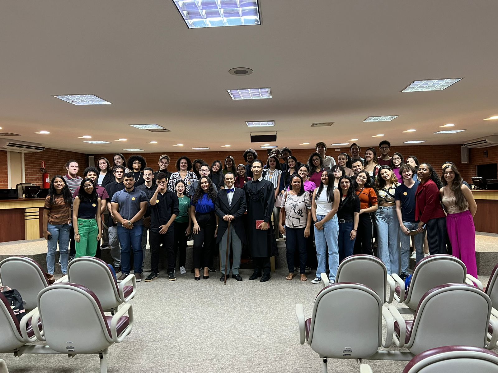 Alunos da UFT no tribunal do pleno reunidos posando para foto 