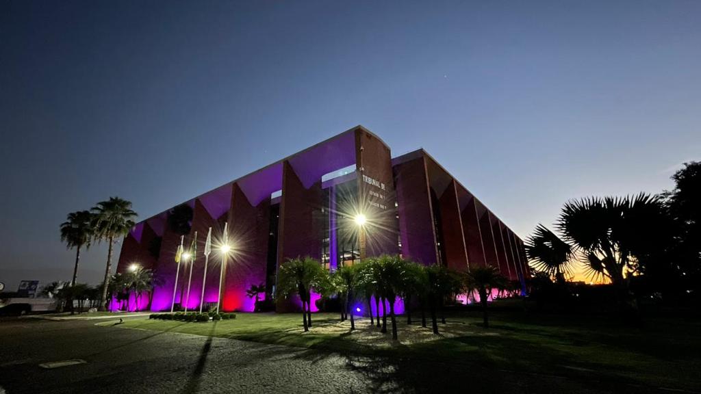 fachada do palácio rio Tocantins iluminada na cor lilas