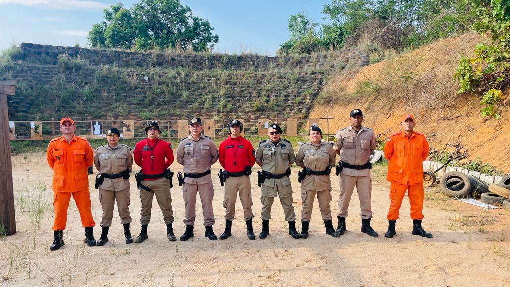 Participantes da capacitação posando para foto com mãos para trás e pernas ligeiramente abertas