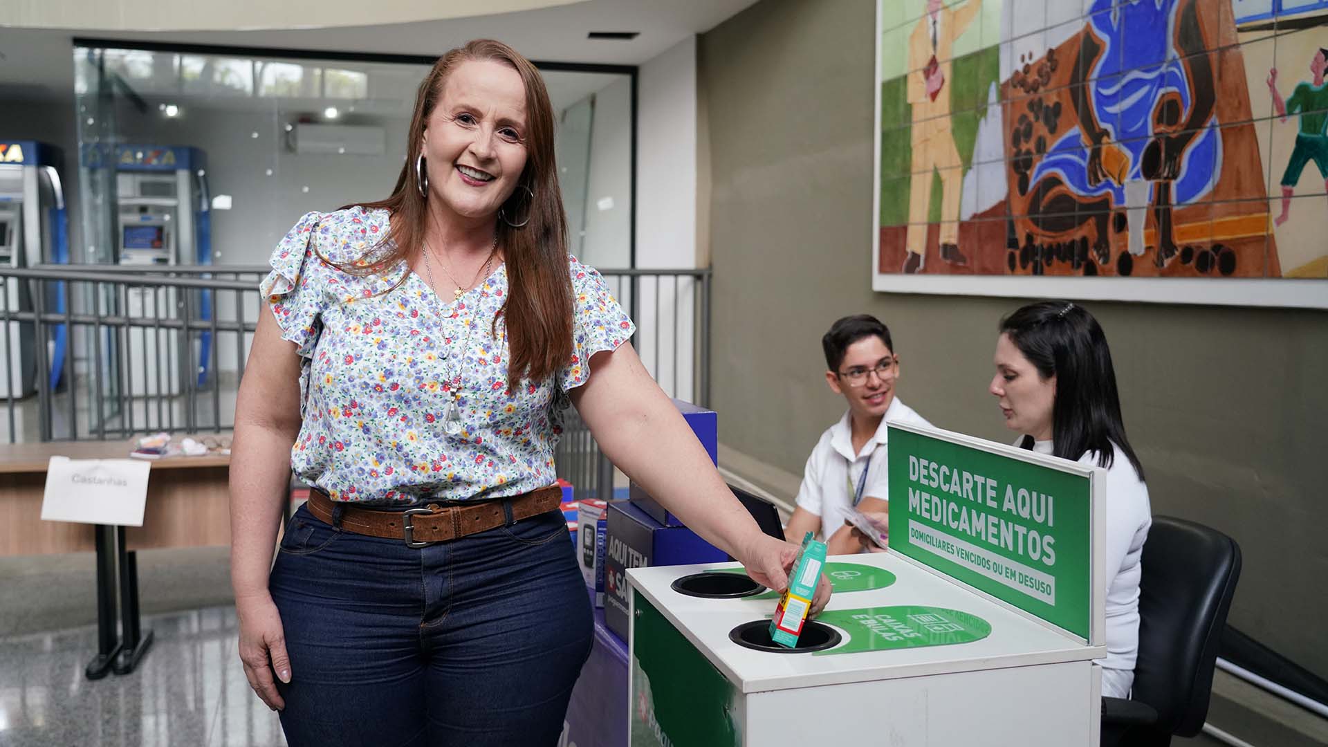 mulher descartando caixa de remédio e olhando para a foto