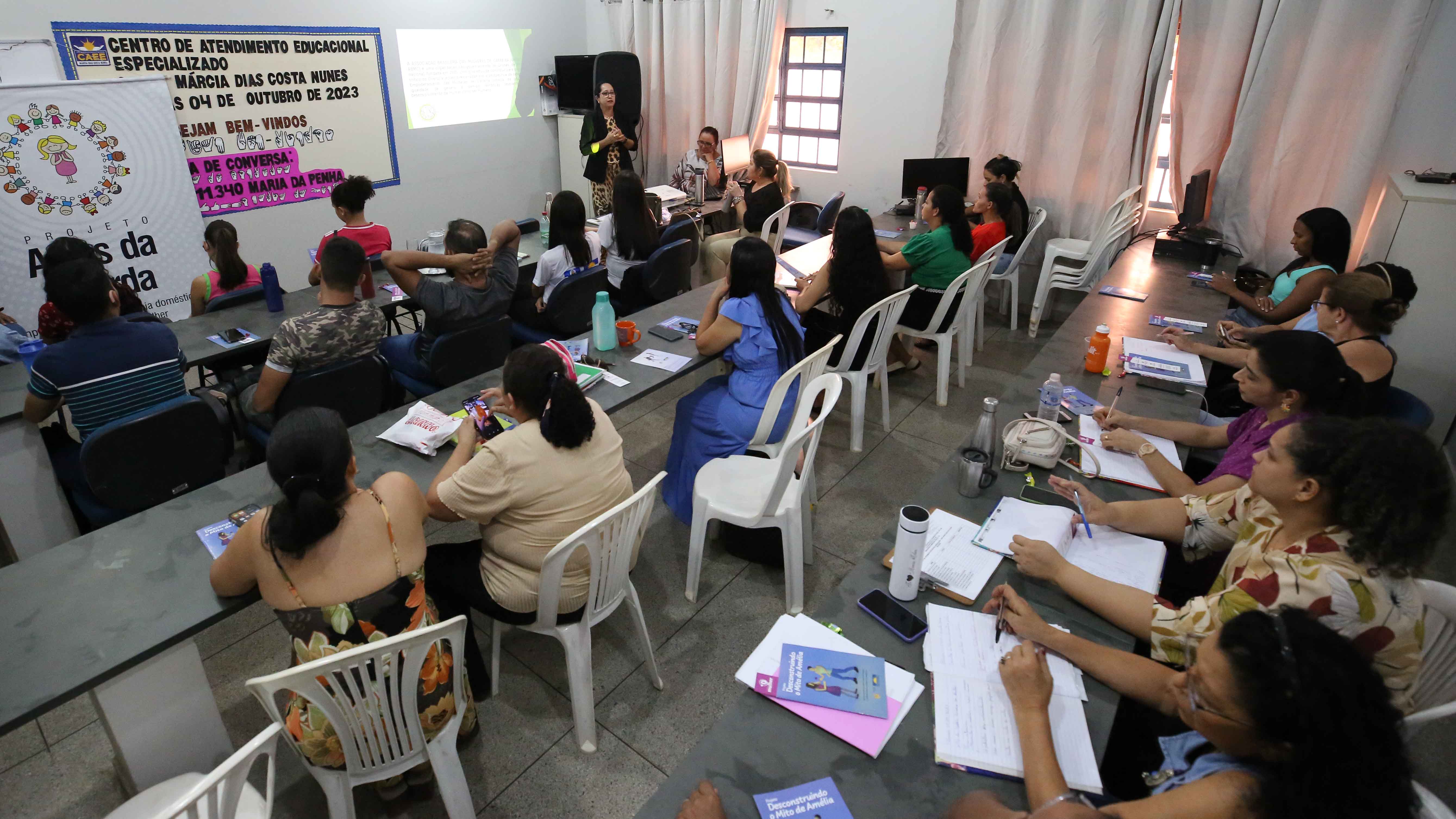 Pessoas sentadas atentas a palestrante