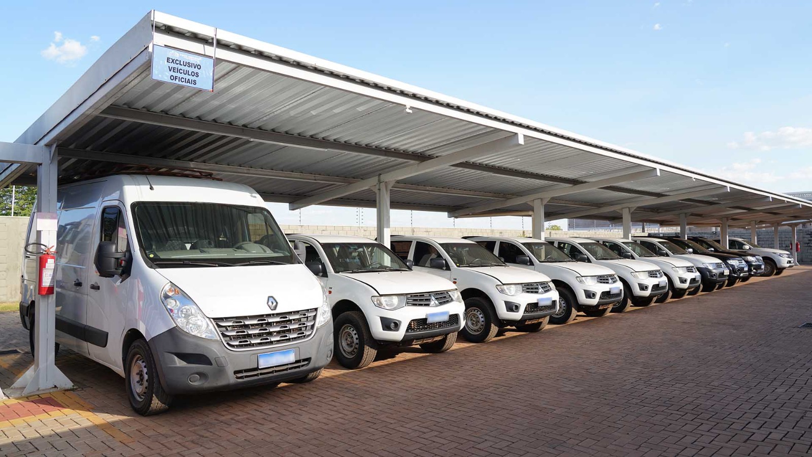 Imagem mostra carros brancos e pretos do Tribunal de Justiça que serão leiloados