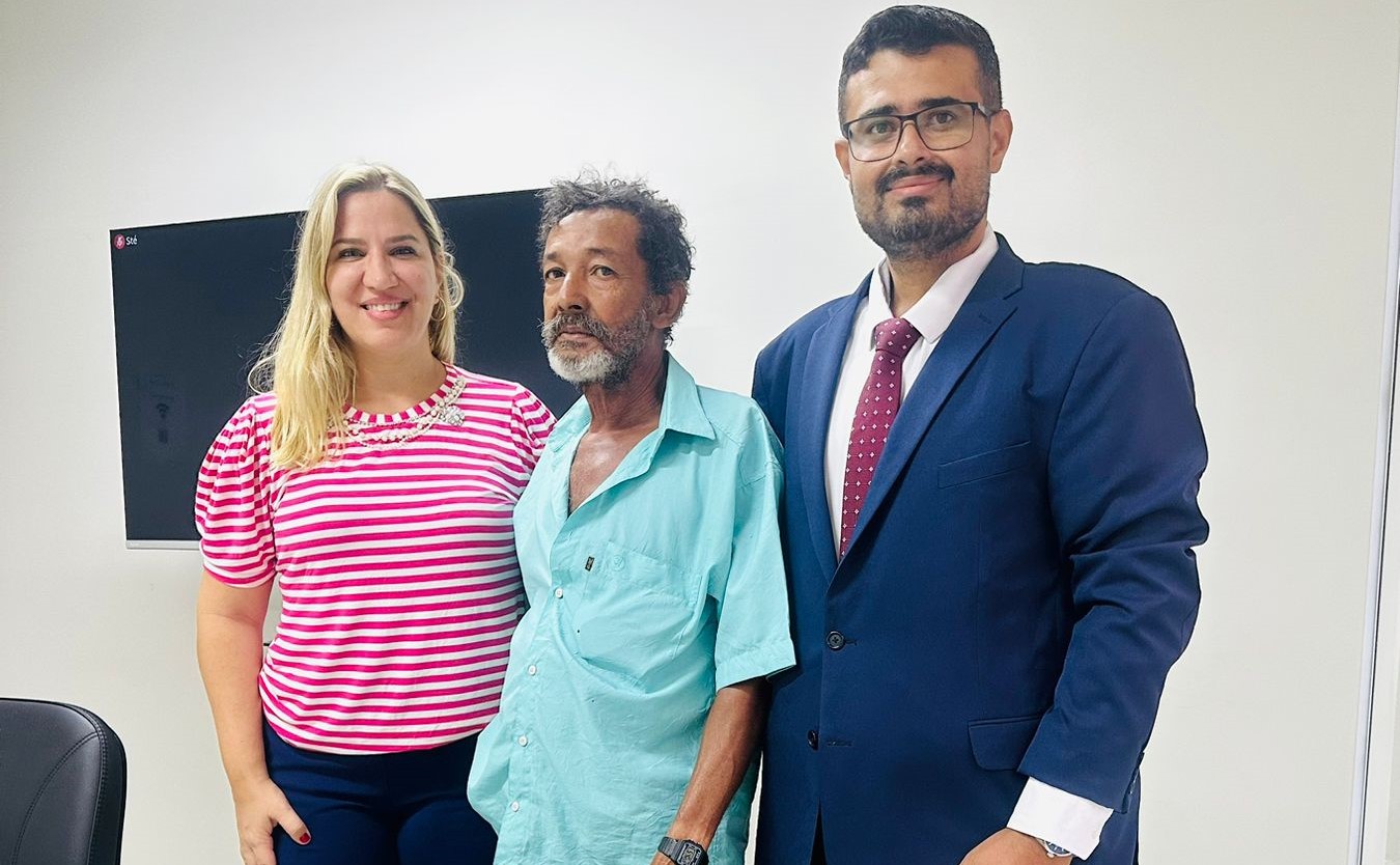 Juíza Ana Paula Toríbio (blusa rosa com listras brancas) com Gerulino da Silva Rocha (camisa verde água) e seu advogado Watison Santana Barros (de terno azul) durante Mutirão Previdenciário da Comarca de Peixe