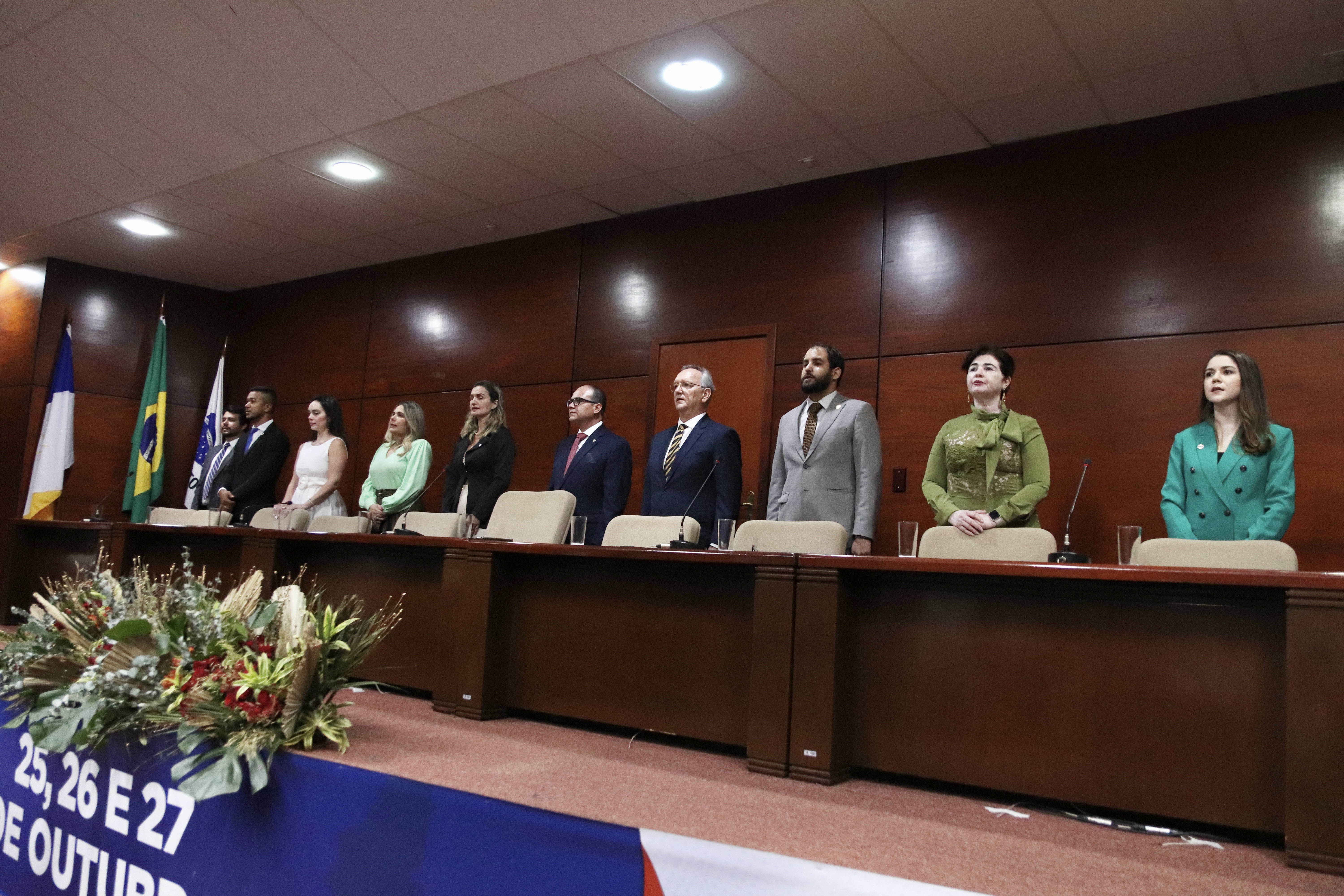 Fotografia colorida da mesa no evento da OAB