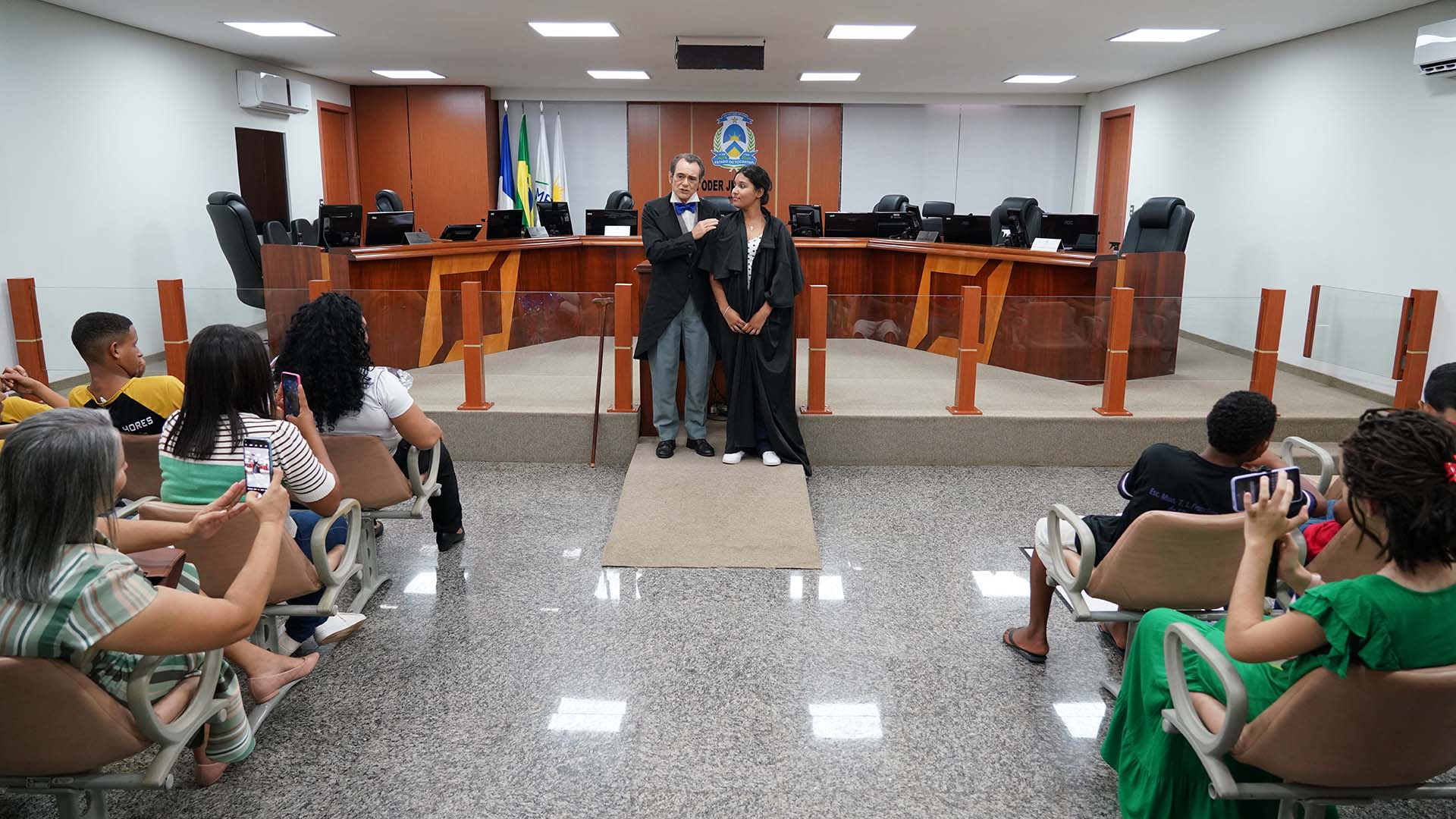 personagem teotonio segurado veste a toga em estudante do educajus