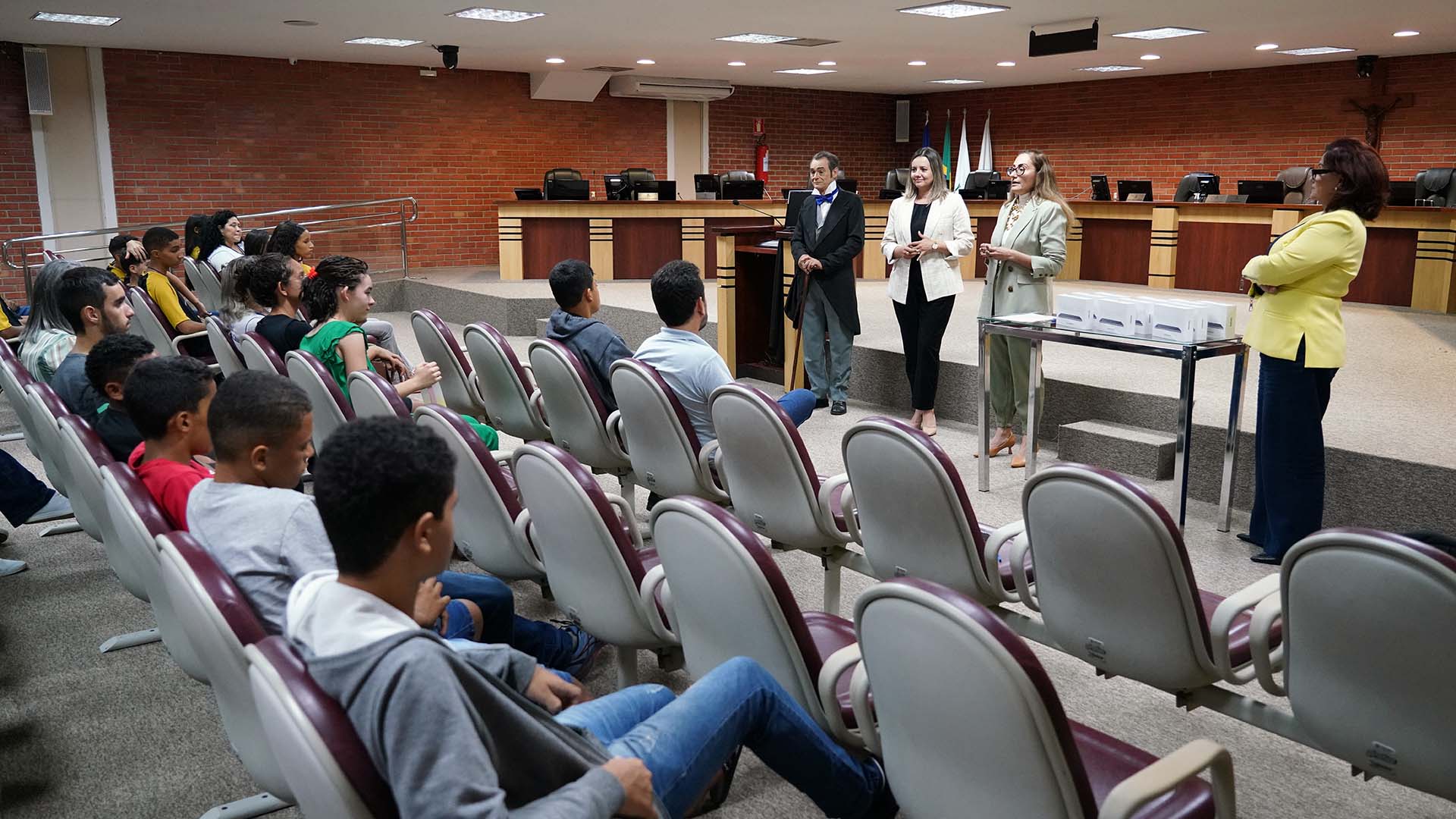 diretora geral, juíza auxiliar da presidência e presidente do tjto entregam os tablets para os grupos dos projetos vencedores