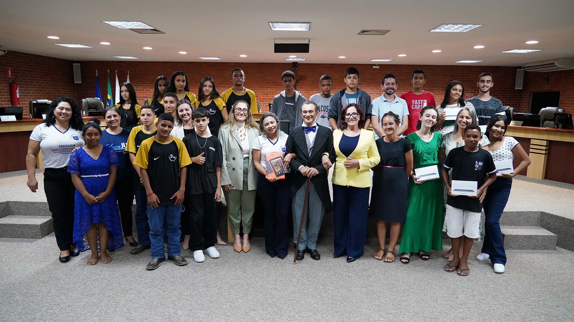 alunos do programa educajus posam com a presidente do tjto